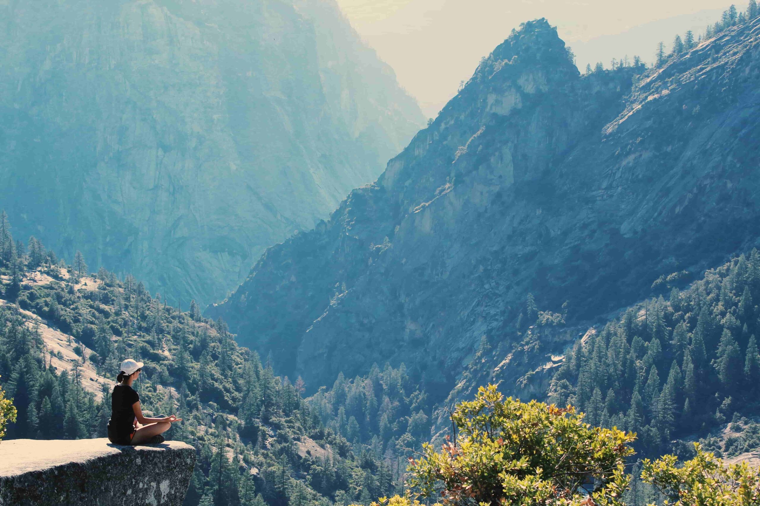 Una donna medita in montagna per superare l'ansia anticipatoria.
